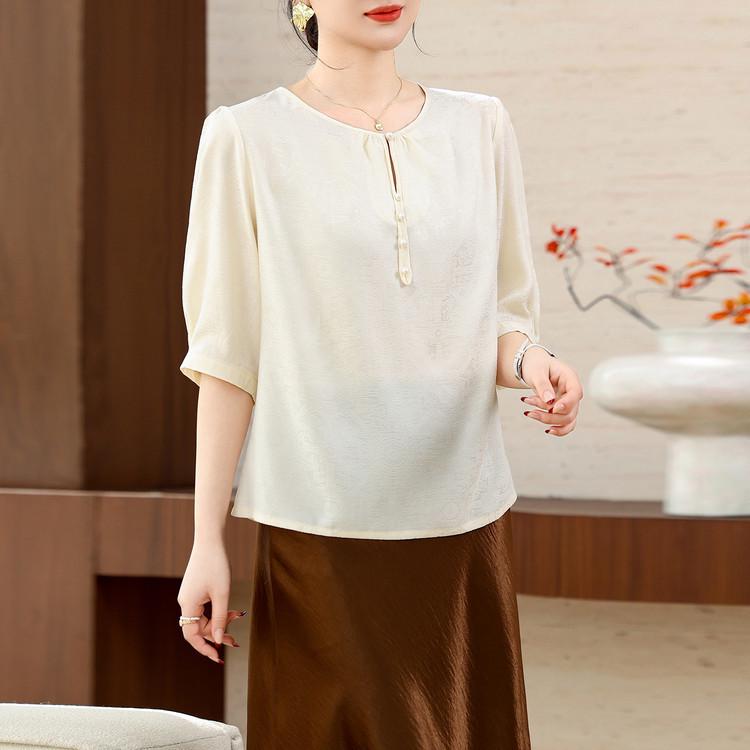

2026 Summer Silk-Style Short-Sleeve Round Neck Top for Middle-Aged Women 4XL грязно-белый