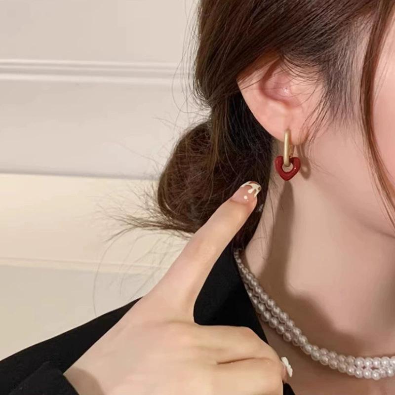 Retro Red Love Earrings Women's New Light Luxury High-end Ear Buckles Earrings Peach Heart Unique Autumn and Winter Earrings