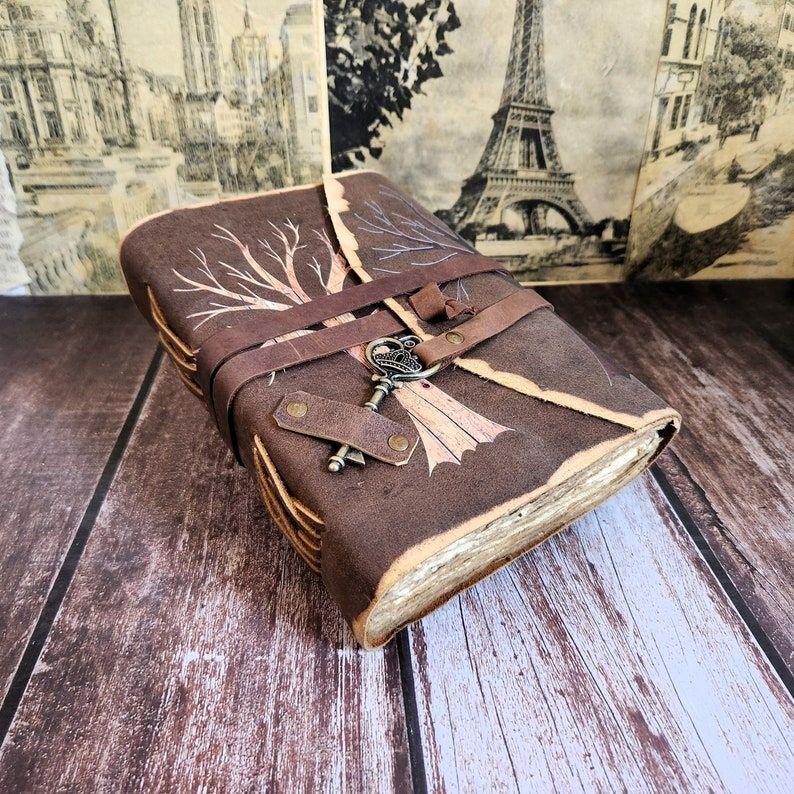 

Винтажный кожаный журнал, Эстетичный дизайн дерева, Свадебный подарок, Скетчбук с ключом, Блокнот с деккельными страницами, Дневник сновидений, Персонализированный подарок. 7 x 5 in