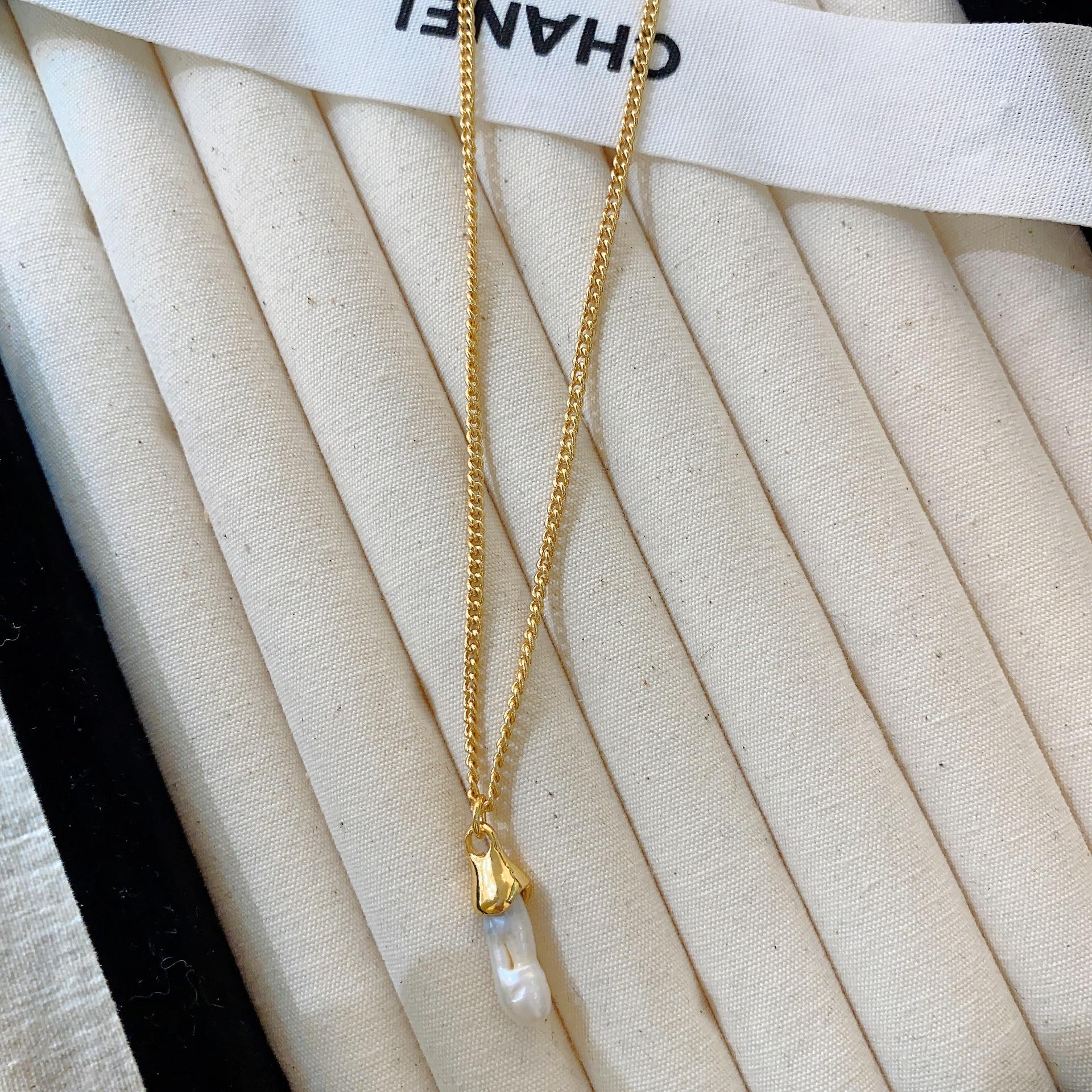 

Elegant Baroque Pearl Necklace for Women - Year-Round Clavicle Chain with Advanced Design, 2024 Collection