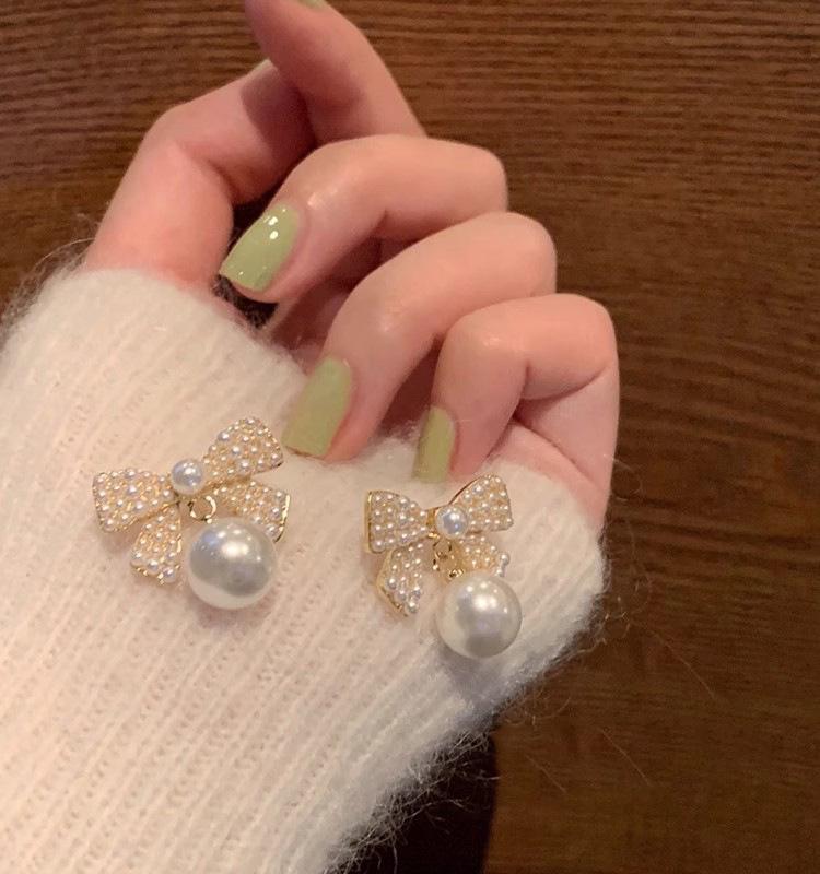 Elegant Pearl Bow Ear Clips - Luxurious No-Pierce Design