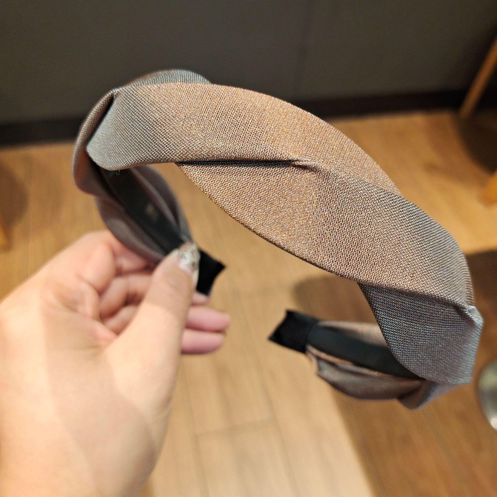 

Модні аксесуари для волосся з пов язкою на голову з однотонними хвилями в стилі ретро, ​​яскравим шовковим хрестом кавовий