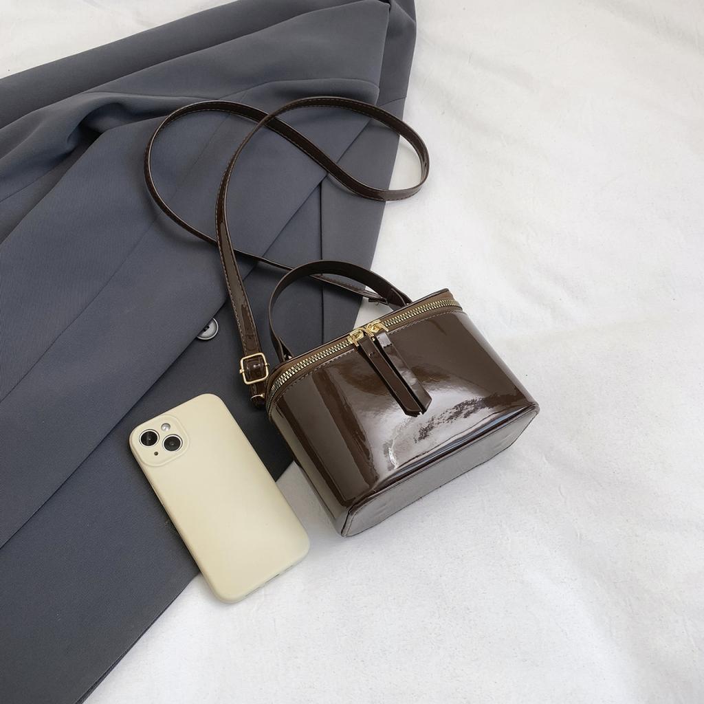 Fashionable Retro Women Shoulder Bags Solid Color PU Strap Large Capacity Internal Pocket Waterproof Shoulder Bag for Daily Use