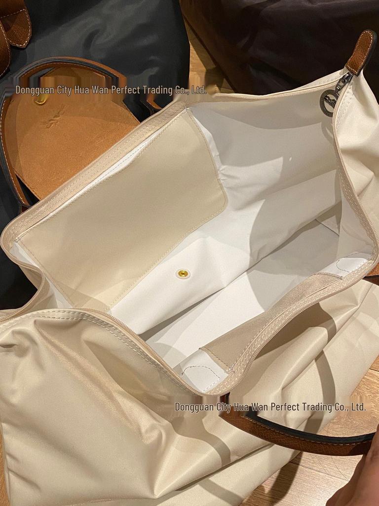 Xiangjia Large-Capacity Waterproof Oxford Travel Tote Bag, Lightweight and Foldable.