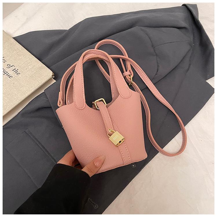 Today's Popular Bags Are Women's New Fashion and High-end Single Shoulder Messenger Bags, Portable Bucket Bags.