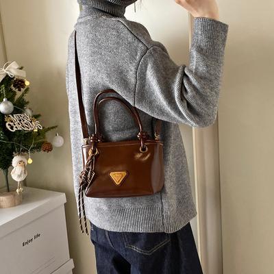 Simple and Stylish Handbag 2025 Winter New Retro Texture Bucket Bag Trendy Solid Color Commuter Shoulder Oblique Span Bag