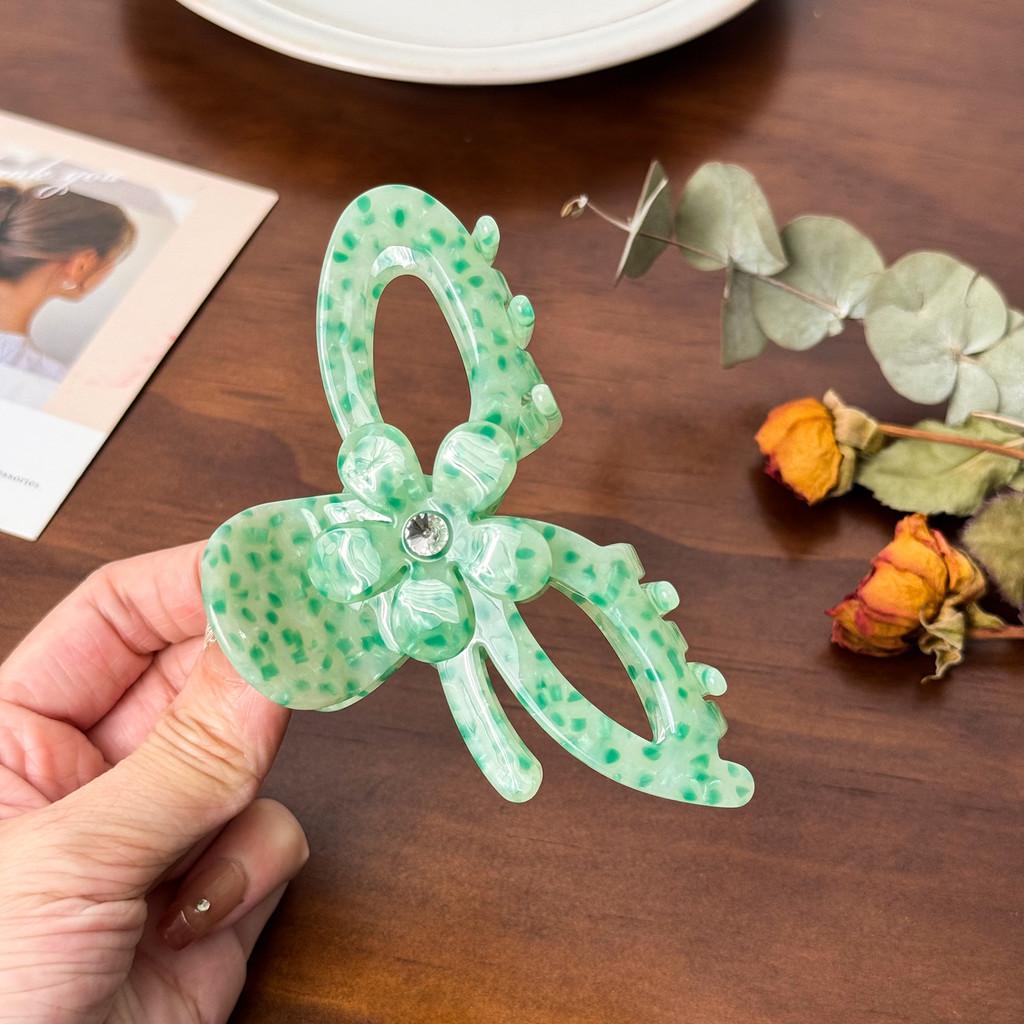 Stylish Oversized Acetate Hair Claw Clip Featuring Charming Floral Embellishments For Women