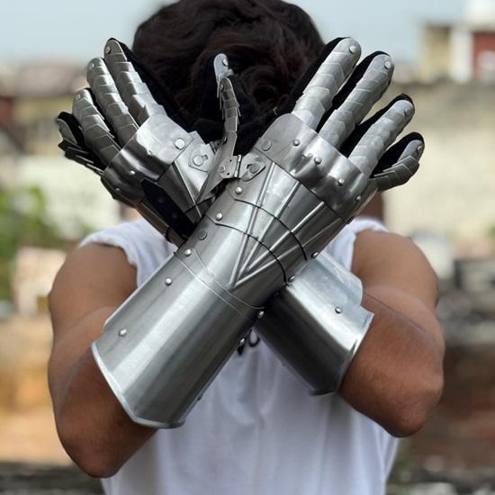 Articulated Gothic Gauntlets  Premium Polished Steel Knight Gloves for Authentic Medieval LARP, Cosplay  Renaissance Armor Enthusiasts