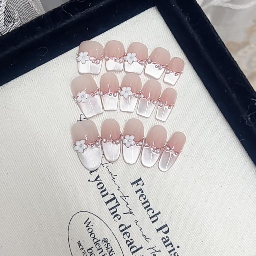 Hand-woven Armor Fore Spring Cat Eyes Flash Pure and Sweet Temperament Whitening Nail Patch