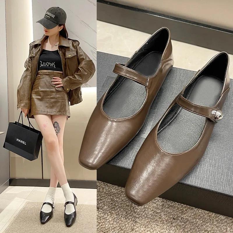 Sapatos Mary Jane Pontudos da Moda para Mulheres Modelo de Verão 2024 com Saia Sapatos Pequenos de Couro Sapatos Únicos Chunky Retrô para Mulheres