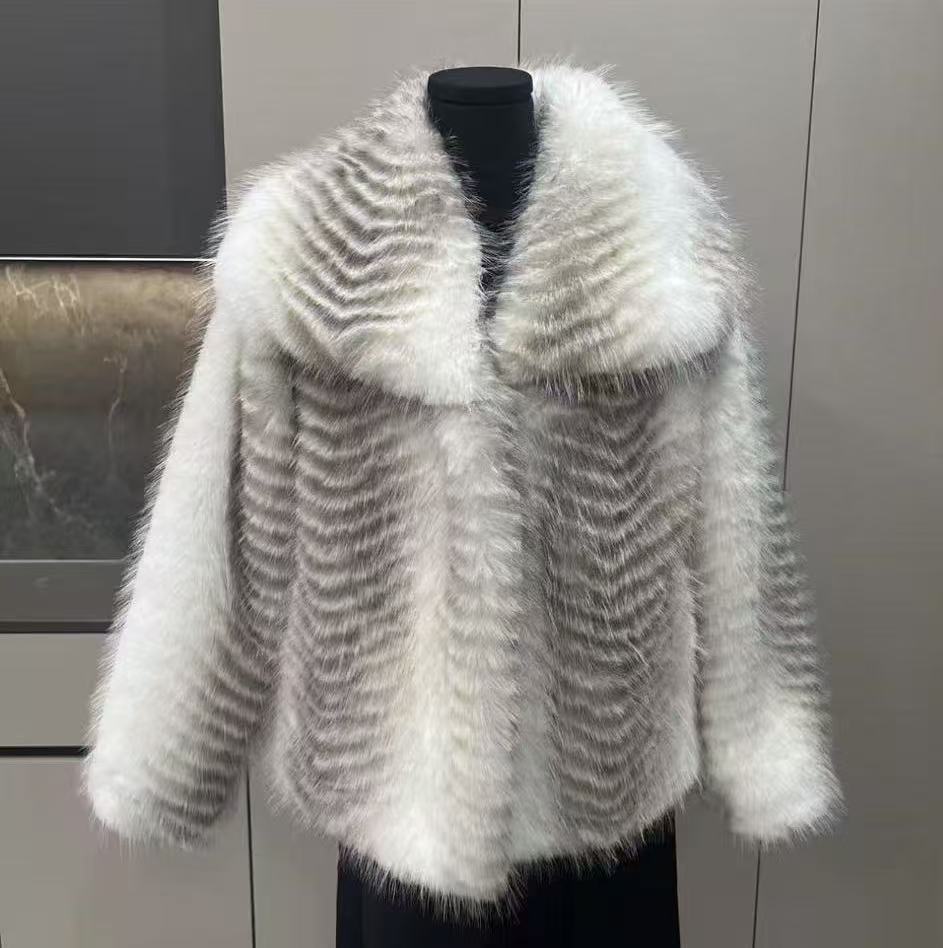 

Искусственный мех лисы Меховое пальто Женское Средней длины V-образный вырез 2025 Новое Меховое пальто Модный Молодежный стиль One size fits all