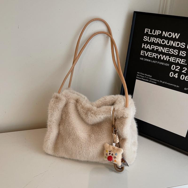 

Плиссированная плюшевая сумочка женская 2025 новая простая высокоценная модная подмышечная сумка на плечо в иностранном стиле маленькая квадратная сумка