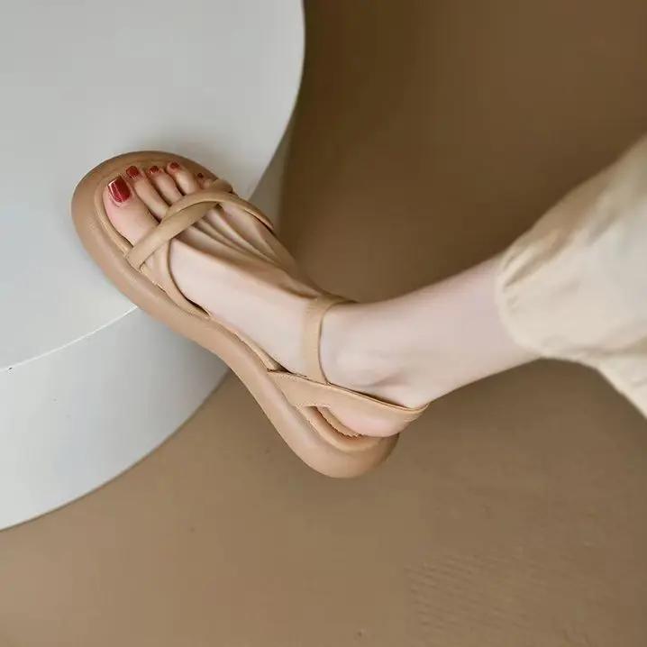 

Модная женская обувь для улицы Лето 2024 Одно слово Пляжные сандалии с открытым носком для женщин Плоская резиновая обувь Пряжки Без каблука Шикарные и элегантные 40