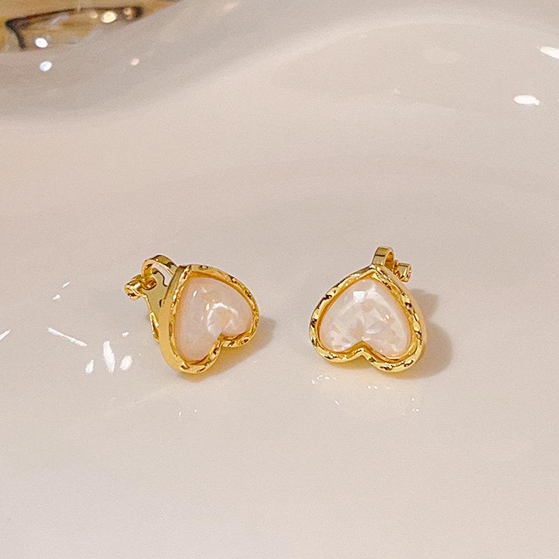 

Серьги-пусеты в виде сердца из ракушки с серебряной иглой для женщин - Простой, элегантный и модный стиль 2023