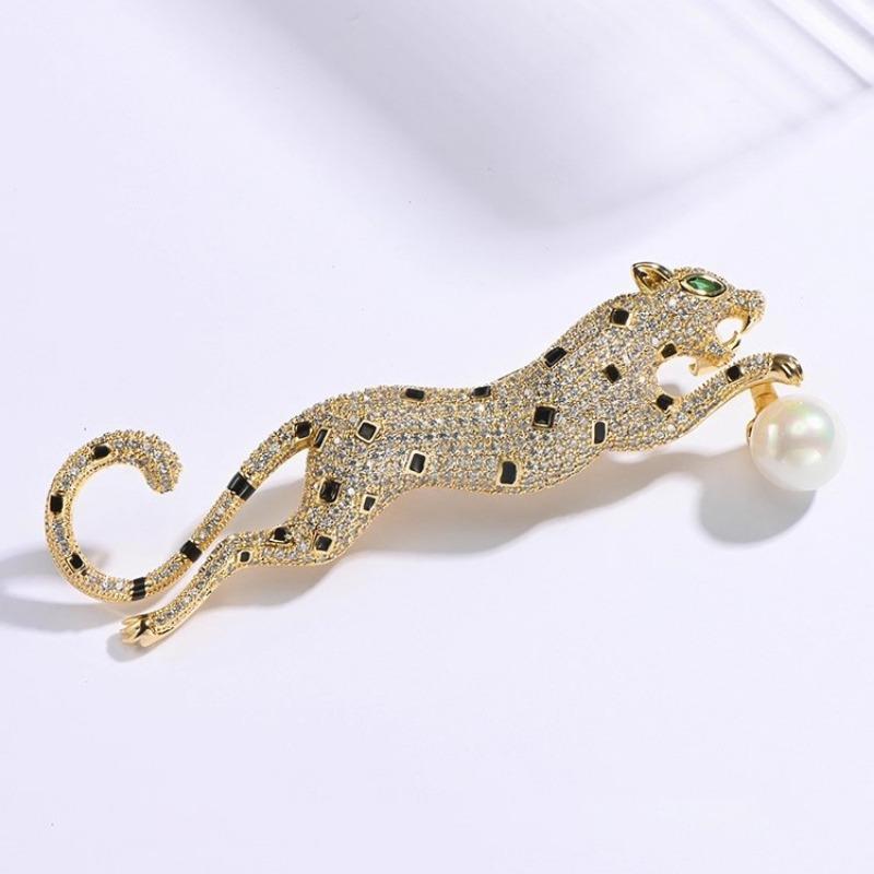 Leopard Brooch for Both Men and Women, Heavy and Grand, Diamond-encrusted Brooch, High-end and Luxurious Animal Brooch