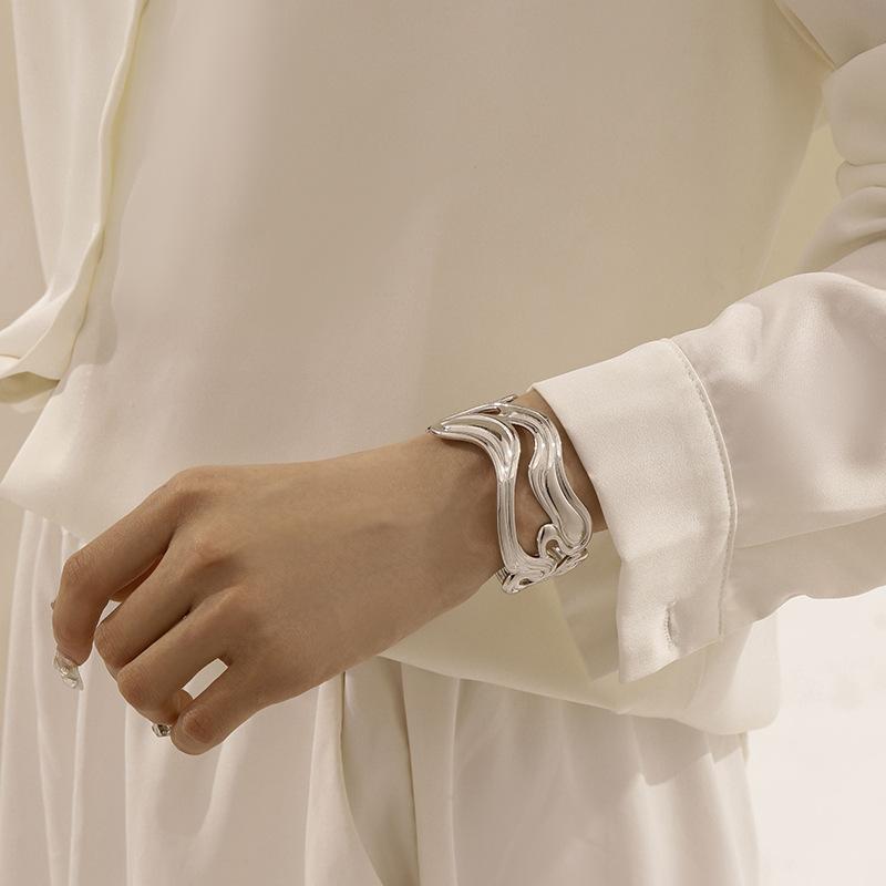 

Ювелирные изделия Геометрический Неправильный Браслет Ювелирные изделия Женский Легкая Роскошь Премиальный Чувство Полый Модный Браслет серебряный