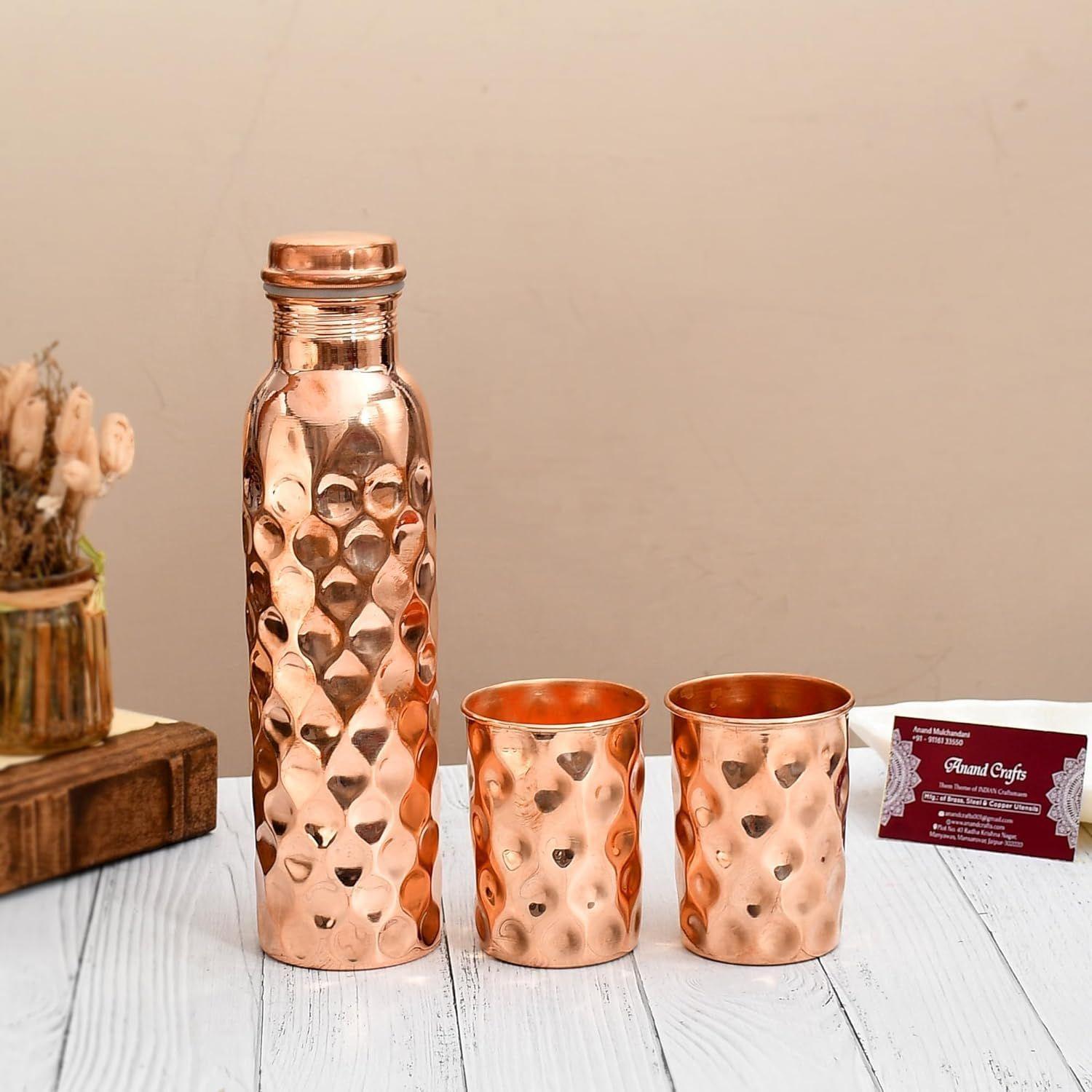 

Медная бутылка для воды 1 л | Медная бутылка для воды с набором стаканов | Работа Минакари | 100% чистая | Герметичная | 2 стакана для воды по 300 мл каждый |