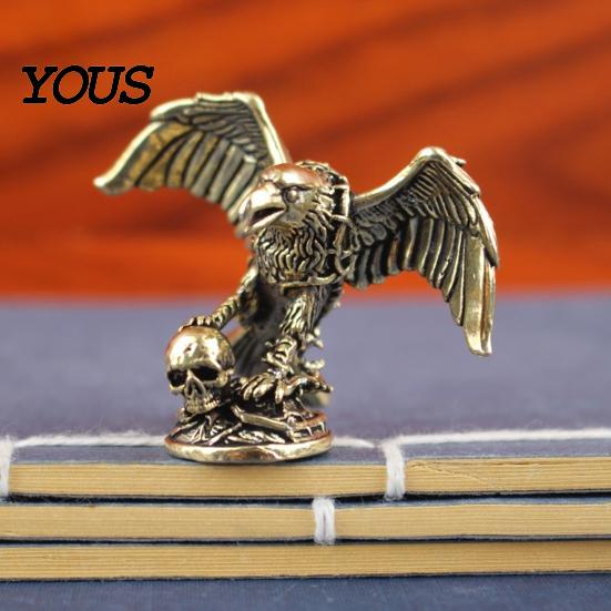 Micro Landscape Figure Eagle Skull Figurine, Small Vintage Bird Statue, Solid Brass Decorative Desktop Tea Pet Sculpture for Home Office