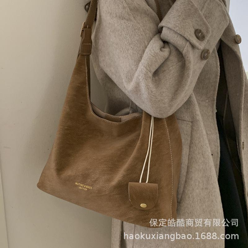 Large-capacity bag women's autumn and winter versatile 2025 new retro shoulder messenger bag simple class commuter tote bag