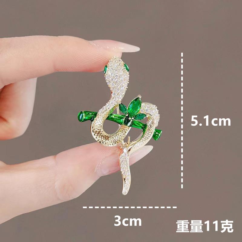 Broche Cobra de Luxo Coração de Cristal Verde Animal do Zodíaco Pins de Lapela para Mulheres Exquisite Broche de Joias para Festa de Lenço Vestido Casaco