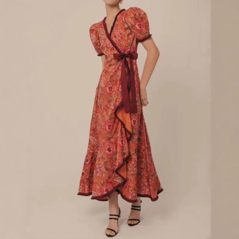 

Elegant Floral Print Cross-Tie Maxi Dress with Ruffled Hem and Red Trim S червоний