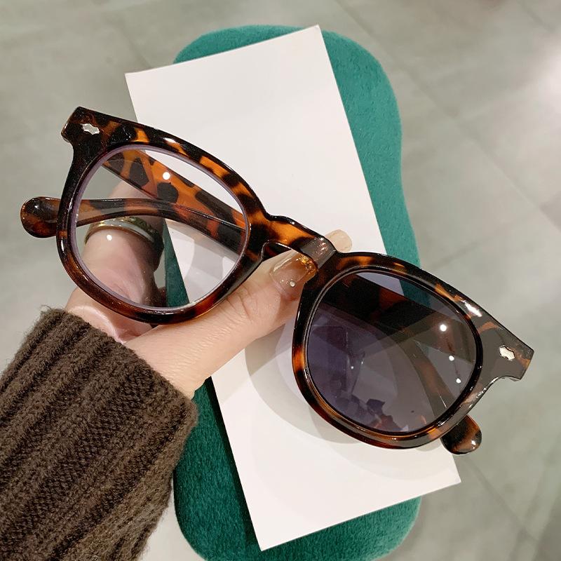 

Presbyopia Color-Changing Anti-Blue Reading Glasses Men S And Women S Frames, High Value And Thin Fashion Models, Light-Sensitive Color-Changing R Gray flat light