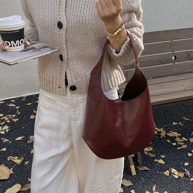 

Lazy wind soft leather mother and child tote bag women 2025 new trendy high sense large capacity versatile commuter armpit bag червоний