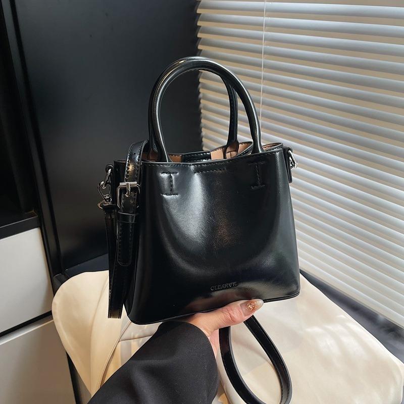 

Spring fashion messenger bag, simple commuter shoulder bag, niche high-end new portable bucket bag
