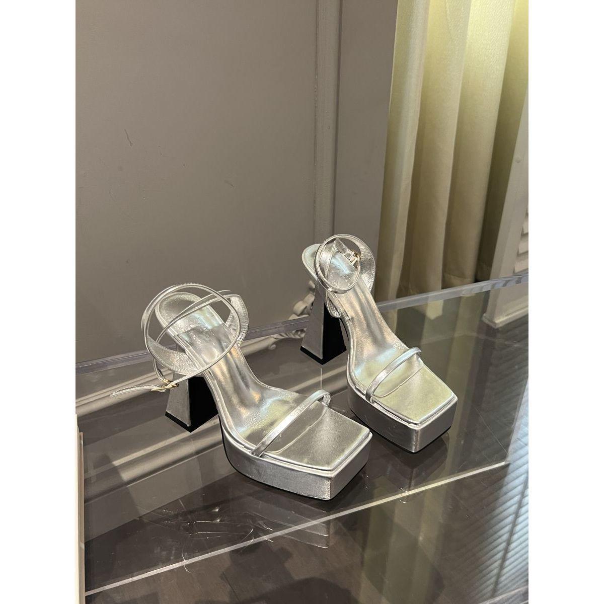 

Европейский и американский стиль с толстой подошвой женские летние толстый каблук ненависть небо высокие водонепроницаемая платформа маленький рост мужчины увеличение супер высокие каблуки сандалии 39 серебряный