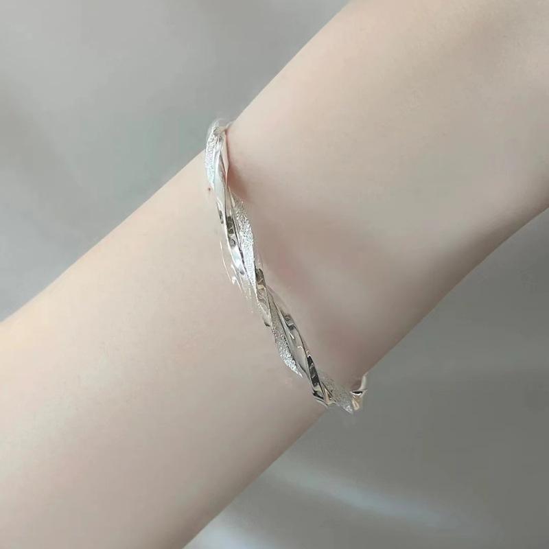 Nový náramek Mobiusova prstence pro ženy, minimalistický a jedinečný design pro Instagram, matný stříbřený náramek s push-pull zapínáním, mladý styl
