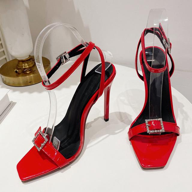 

Летние элегантные вечерние свадебные сандалии, женские модные туфли с кристаллами и пряжкой, дизайнерские туфли на высоком каблуке, банкетные модельные туфли, женские черные, красные 41 красный