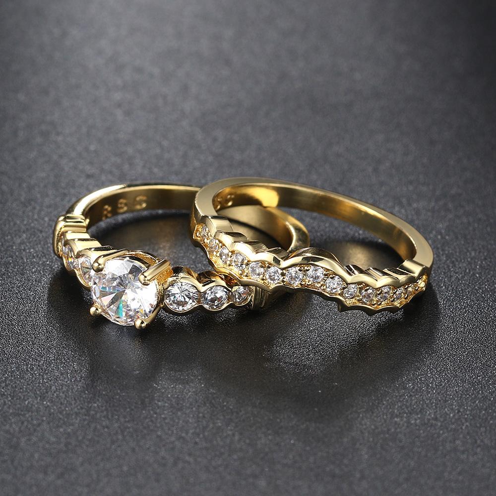 Set di Anelli da Donna Lusso Impostazione a Griffa Zirconia Cubica Rotonda Colore Oro Scintillante Set di 2 Anelli Gioielli Femminili Regali R782