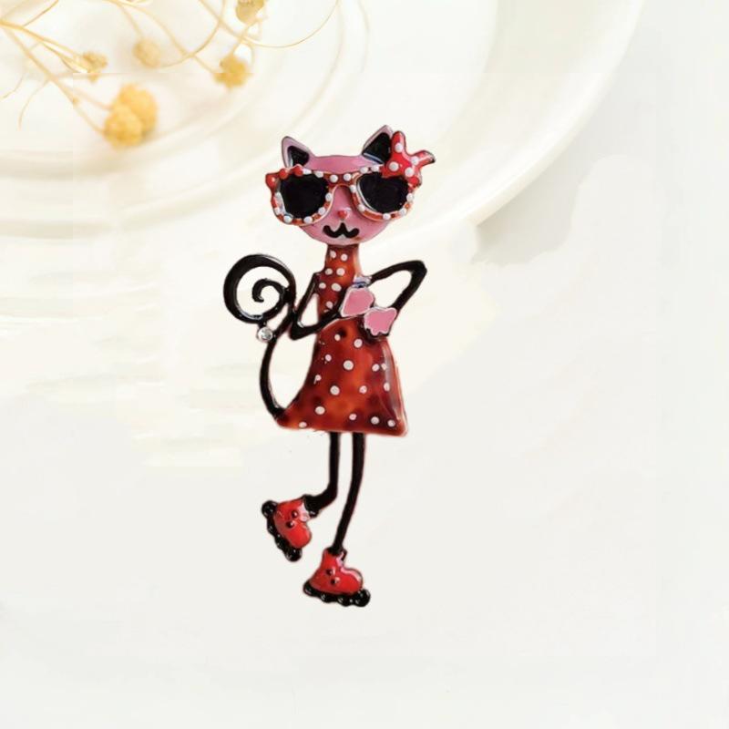 Schicke Kätzchenbrosche mit Punkten: Stilvolle Tierbrosche für vielseitige Mode und Eleganz