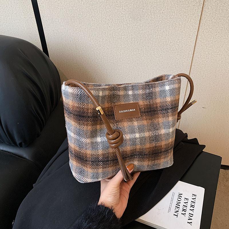High-end Fashion Woolen Bucket Bag For Women 2023 Autumn Winter серый