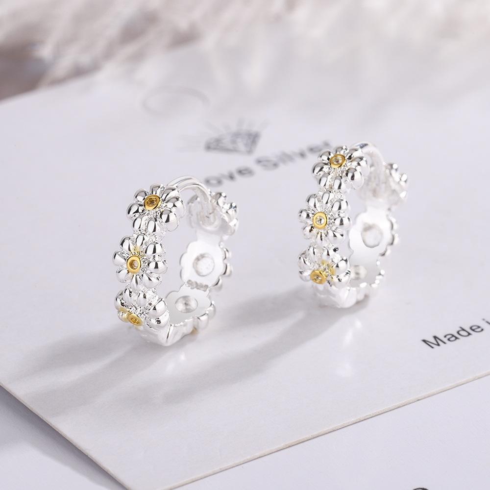 Small Fresh Little Daisy Ear Buckle Golden Flower Earrings Korean Version Women s Earrings Ear Buckle 2026