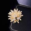 Smell Chrysanthemum Brooch High-End Female Cute Little Bee Daisy Corsage Fashion Animal And Plant Anti-Light Pin Suit Accessories