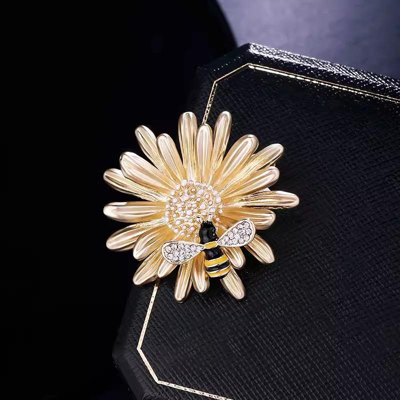 Smell Chrysanthemum Brooch High-End Female Cute Little Bee Daisy Corsage Fashion Animal And Plant Anti-Light Pin Suit Accessories