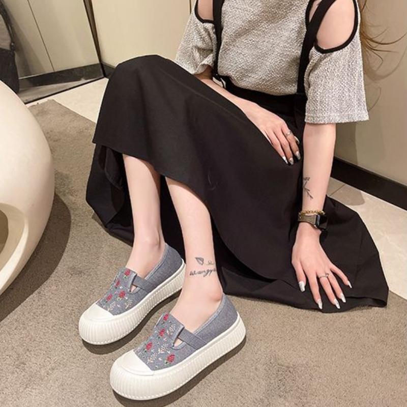 Casual Ladies Footwear Spring Autumn 2025 New Light Daily Routine Designer Comfortable Embroidery Slip On Women's Canvas Shoes