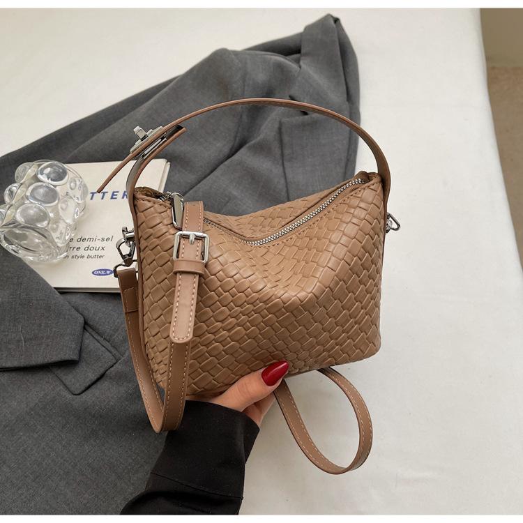 

Нишевая популярная текстурированная плетеная сумка женская 2025 весна и лето новая корейская версия модная и элегантная одноплечевая портативная сумка-мессенджер хаки