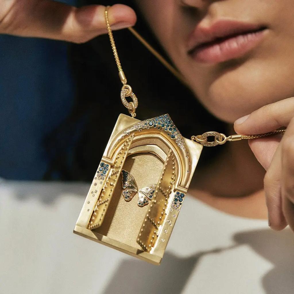 Nuovo Apribile a Forma di Libro Incrociato Scatola Portafoto Ciondolo Collana per Donne Uomini Fascino Intagliato Immagine Gioielli Credenza Regalo 2026