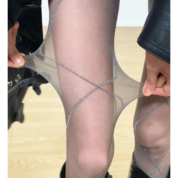 

Блестящие колготки большого размера с серебряной нитью и ромбовидным узором, с черными шелковыми дизайнерскими линиями, в винтажном стиле old money , колготки с защитой от зацепок Average Size