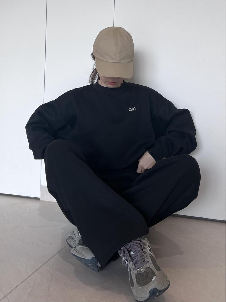 Discover the new high-quality autumn and winter loose straight-leg sweatpants with a raised letter logo.