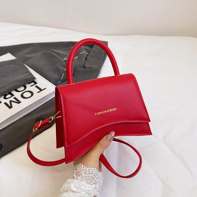 

Women s bag 2025 summer simple new fashion versatile underarm small square bag high sense niche shoulder messenger bag красный
