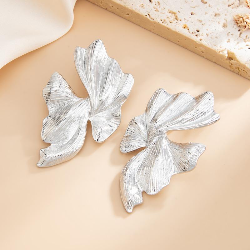 Accessories, three-dimensional ginkgo biloba flower stud earrings, sweet and cool spiral irregular earrings
