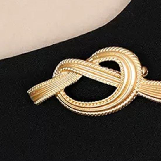 Brooch French Style Hollow Stainless Exquisite Vintage Solid Color Colorfast Luxury Bag Collar Scarf Hat Decoration Clothes Pin Lady Jewelry