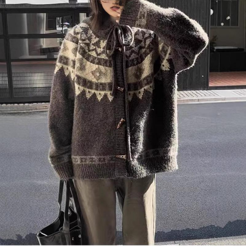 Retro lazy wind hooded sweater women's autumn and winter new design sense single-row horn buckle thick warm knitted top