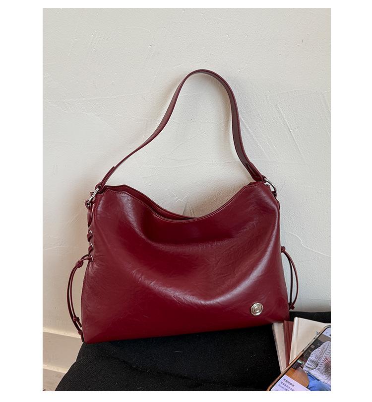 

Модная текстурная сумка под мышкой 2025 новая универсальная сумка-тоут большой вместимости женская корейская версия простая наплечная сумка-мессенджер тренд красный