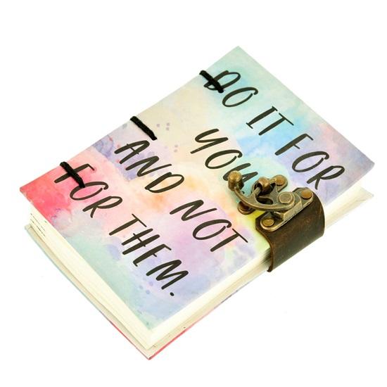 

Дневник с мотивирующими цитатами 17,78 см, бумага 250 г/м2, переработанный хлопок, бумага ручной работы, без кислоты, дневник с замком