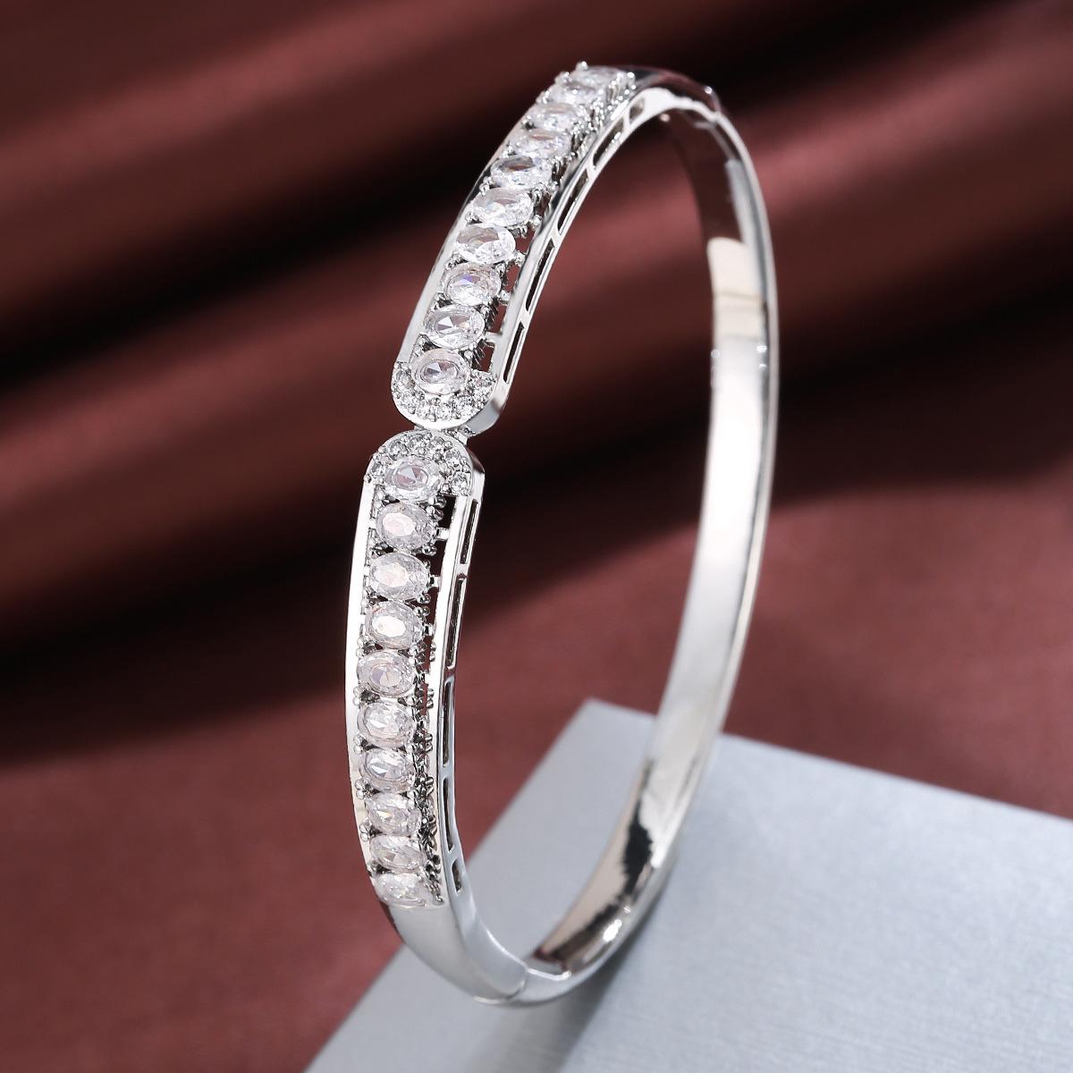 New Simple, Luxurious and High-end Elegant Classic Bracelet with Micro-paved Zirconia 17CM