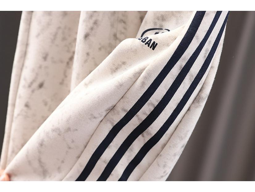 Dětské jarní obleky: Stylové bundy a sportovní dvoudílné soupravy pro chlapce a dívky 2025.